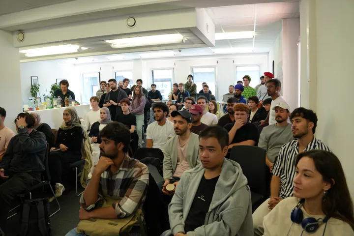 A full room at the opening briefing